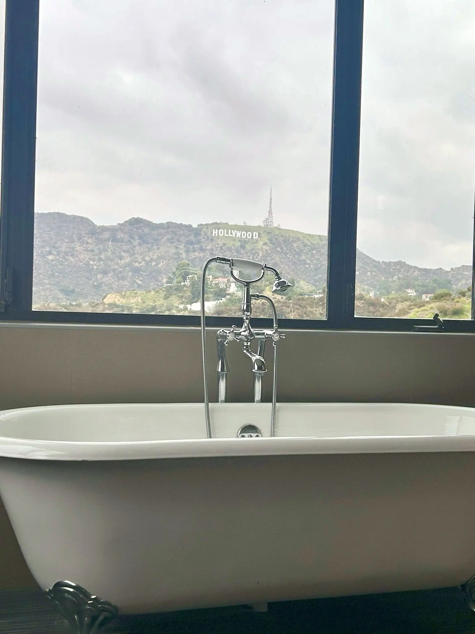Bathroom with Hollywood Sign views at Lakeview