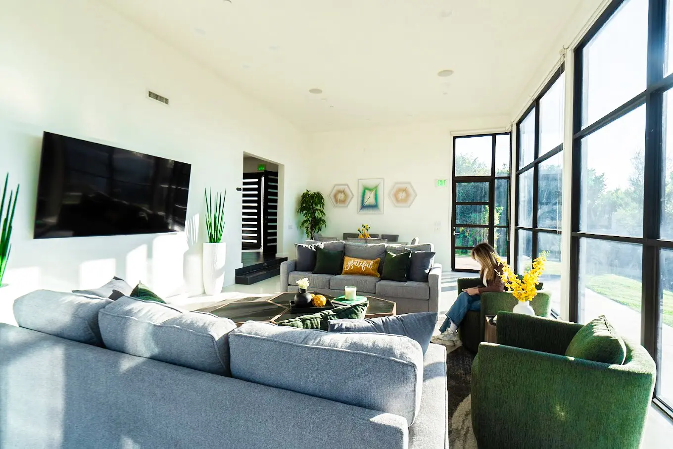 Living room with TV at Lakeview