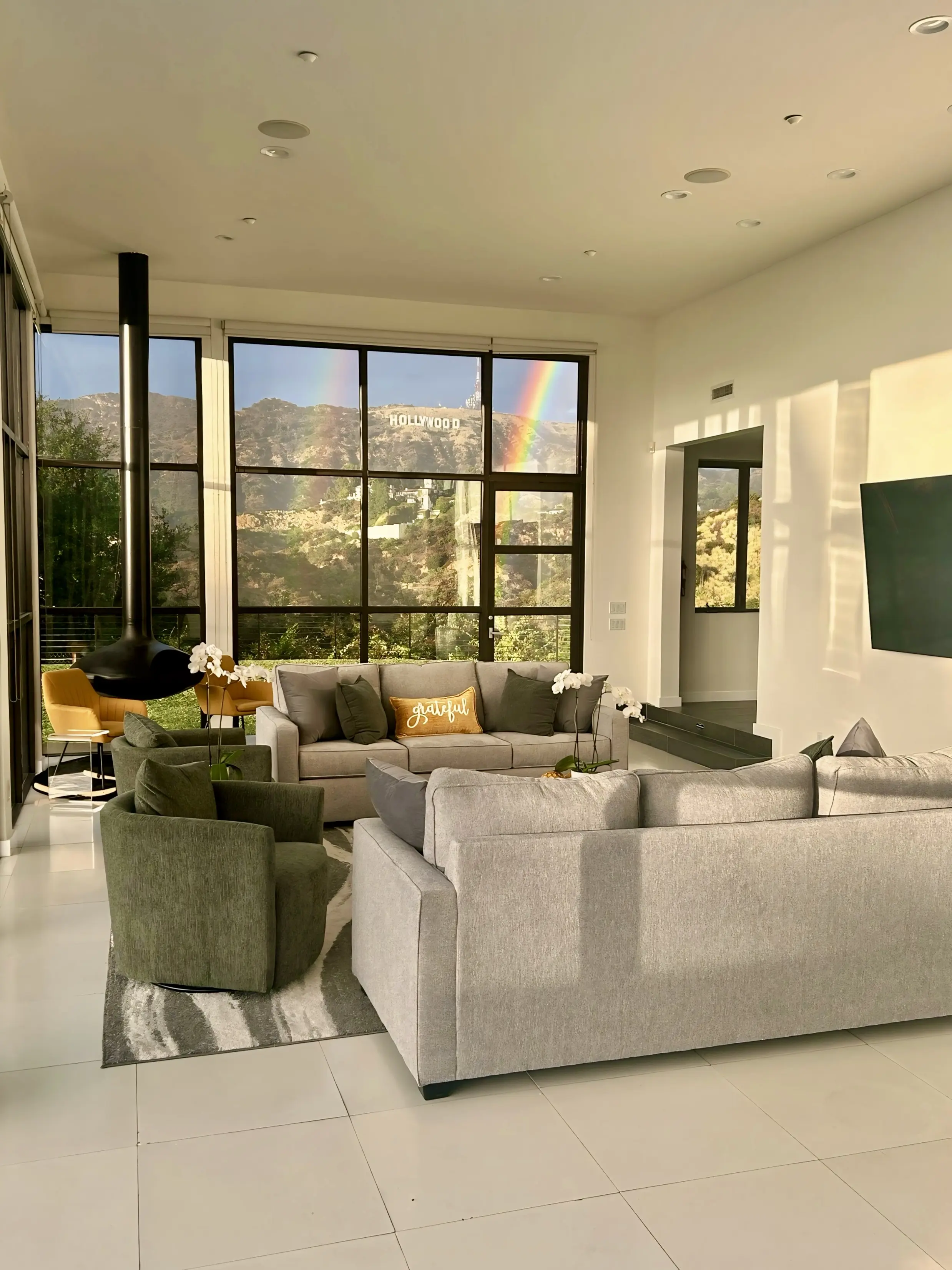 Living room at Lakeview