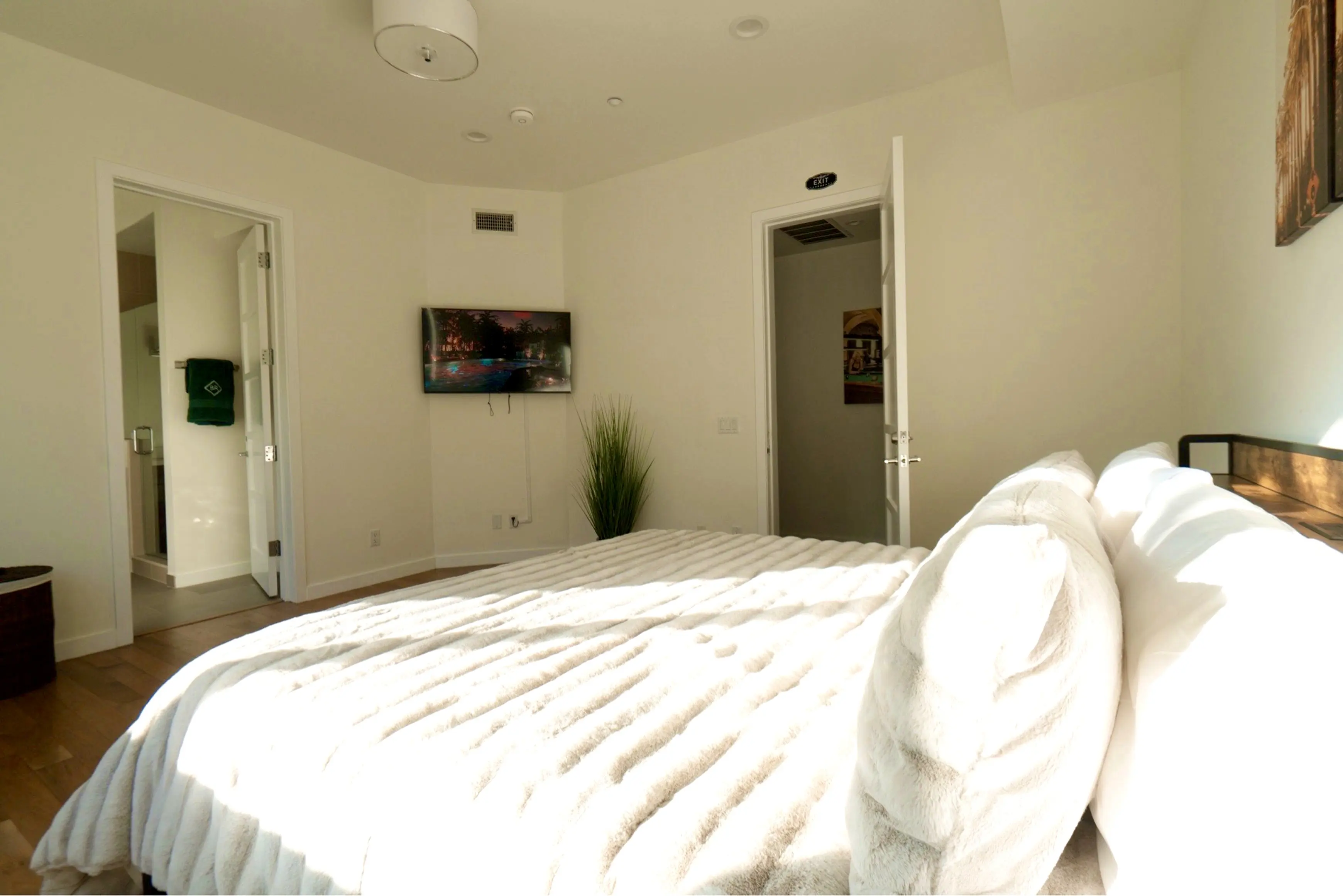 Private bedroom at Lakeview