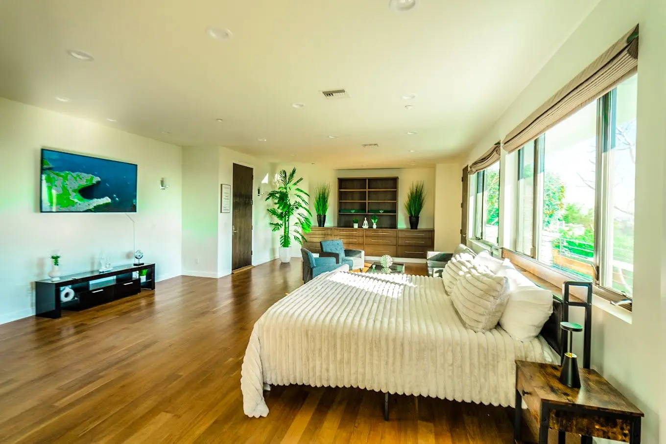 Private bedroom suite at Lakeview